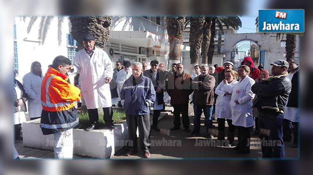 القيروان : أعوان مستشفى ابن الجزار يحتجون على اتهامهم بالتقصير بعد وفاة طفلة