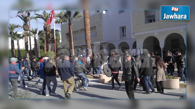 وقفة إحتجاجية لأحباء الإتحاد المنستيري أمام مقر الولاية