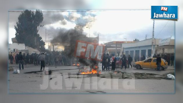 القصرين : حوالي 800 من أصحاب الشهائد العليا يحتجون أمام مقر الولاية