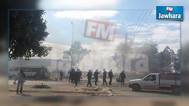 بوحجلة : عناصر مسلحة بسواطير تقتحم مقر القباضة وإصابة 5 مواطنين حاولوا التصدي لهم