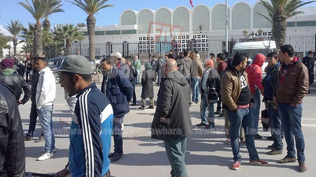 المهدية : عمال قطاع السياحة يقطعون الطريق أمام مقر الولاية