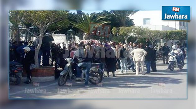 عاطلون عن العمل بالصخيرة يعطلون نشاط عدد من المؤسسات العمومية