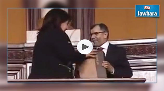 نائب يهدي المجلس آلة طبية لإنعاش النوبات القلبية المفاجئة
