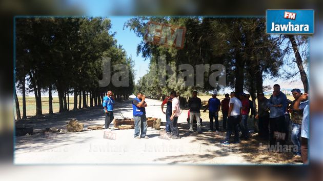 معطلون عن العمل يغلقون الطريق الرابطة بين قفصة وصفاقس