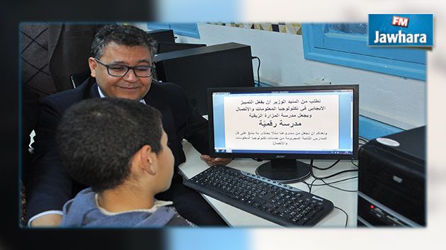 شاهد بماذا وعد وزير تكنولوجيا الاتصال طفلا من قفصة (فيديو)