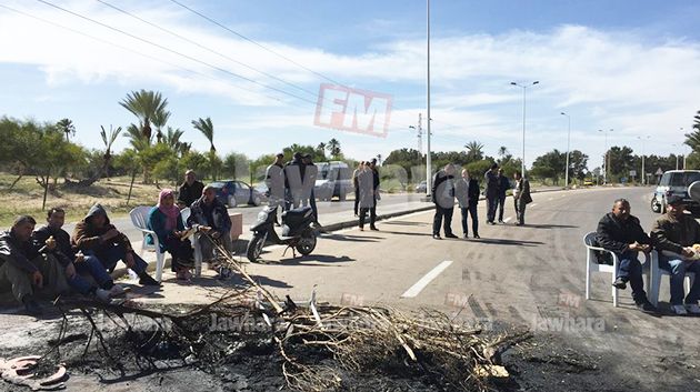 عمال أحد النزل يقطعون الطريق السياحية بجربة