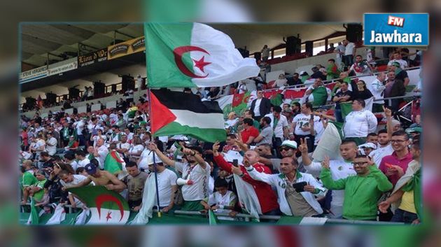 جماهير الجزائر تبهر منتخب فلسطين بتشجيعه ضد منتخبهم (فيديو)