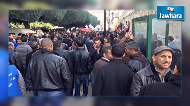 بعد اقتحام مقر رئاسة الحكومة بالقصبة : وفد نقابي يتحول إلى قرطاج للتفاوض