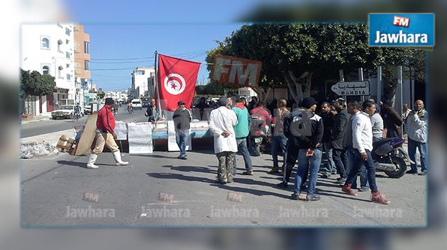 المهدية : محتجون يغلقون الطريق في رجيش