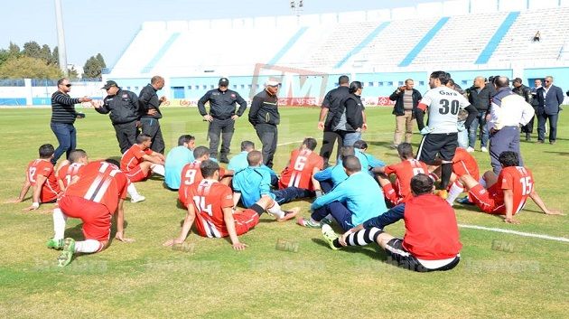 لاعبو ستير جرزونة يعتصمون بملعب المنستير إحتجاجا على التحكيم 