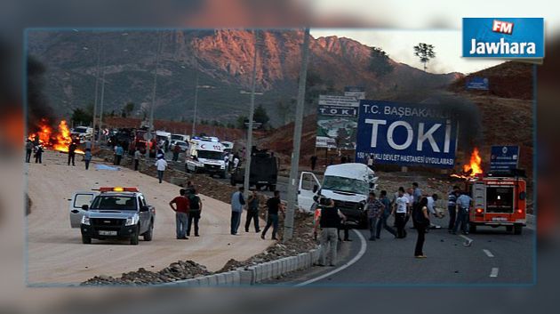 تركيا : هجوم بسيارة مفخخة يقتل شرطيين ويصيب 35 شخصا