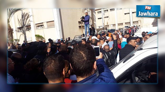 بالزغاريد والورود : وصول موكب جثامين شهداء تونس إلى مستشفى الحبيب بورقيبة بصفاقس
