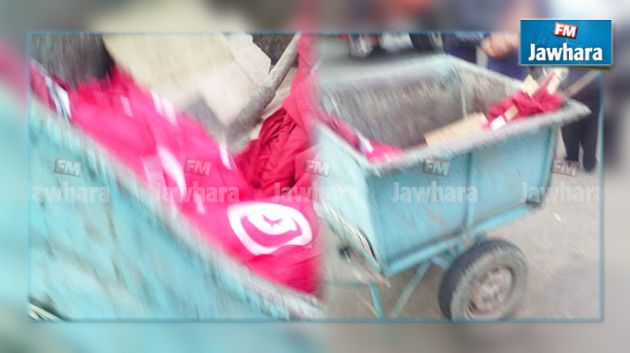 بهذه الطريقة المهينة ينقل أعوان بلدية سيدي بوعلي أعلام تونس
