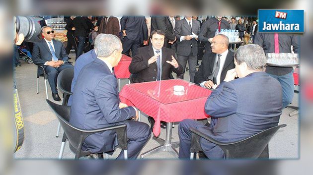 لقاء رسمي بين وزيري الداخلية الجزائري والتونسي في مقهى شعبي