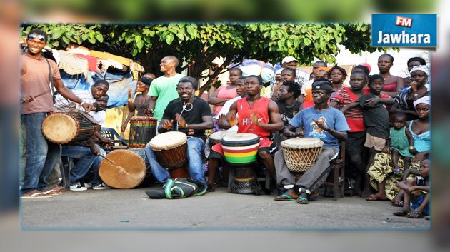 الطوغوليون يحتفلون بيوم الموسيقى أمام نزل المنتخب الوطني لكرة القدم 