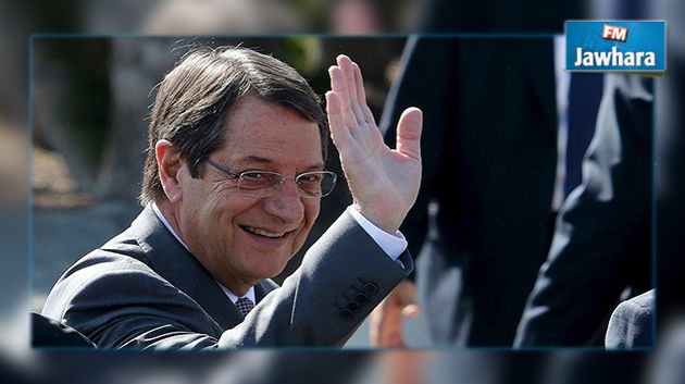 رئيس قبرص بإشارة من يده : 