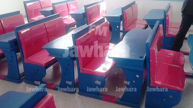 تجهيز مدرسة ابتدائية بالجم بمقاعد صحية