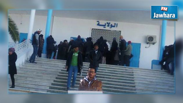 بسبب اتهامهم بالفساد : أعوان وموظفو ولاية القصرين يطالبون بمقاضاة زميل لهم