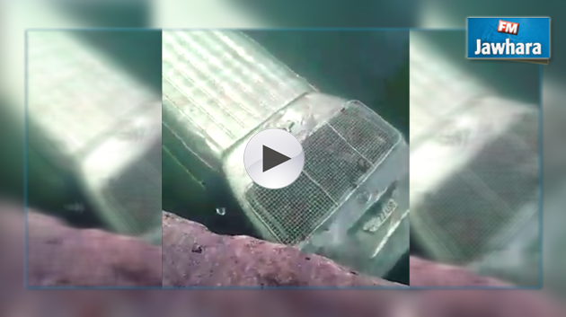 فيديو : إلقاء سيارة أمنية في البحر في قرقنة