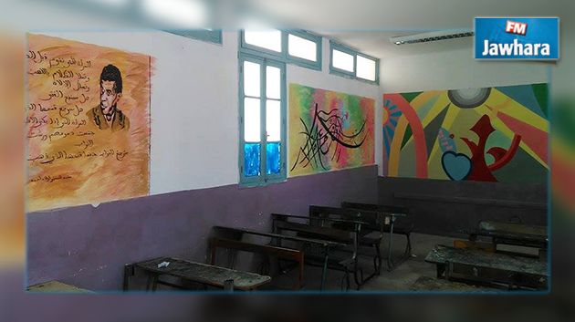 تكريما للراحل أولاد أحمد : أستاذ يزين جدران إحدى المدارس بلوحات له