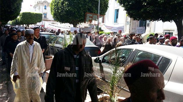 وقفة احتجاجية لأعوان و وعاظ وزارة الشؤون الدينية بساحة الحكومة بالقصبة
