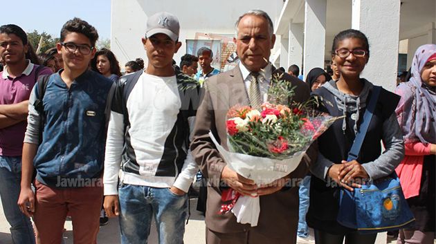 تلاميذ جربة يكرمون مدير معهدهم