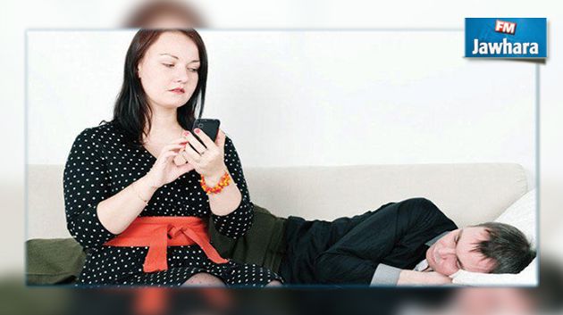الإمارات : السجن للزوجة التي تفتش هاتف زوجها