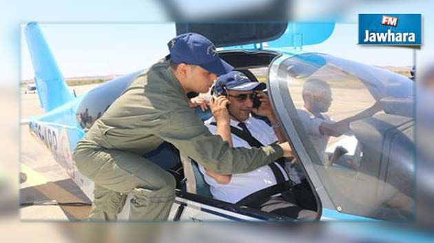 وزير النقل يقود طائرة عسكرية !