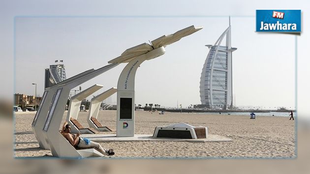 شواطئ دبي : بطاريات شمسية لشحن الهواتف وغرف ذكية لخلع الملابس
