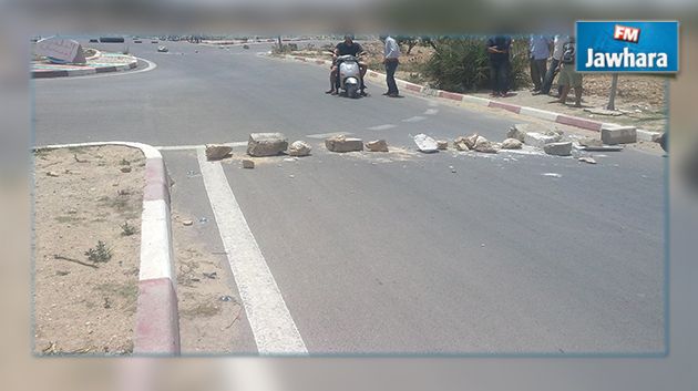 سيدي بوزيد : محتجون يغلقون الطريق وكافة الإدارات العمومية
