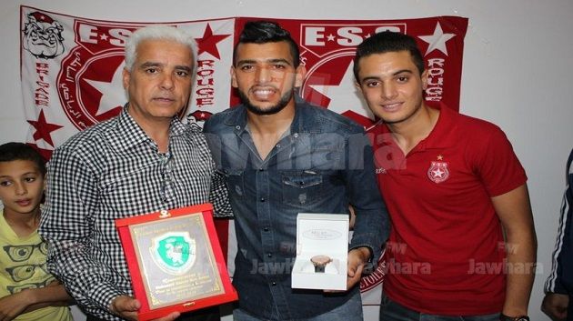 الإتحاد الرياضي بسيدي بوعلي يكرم اللاعب أمين بن عمر