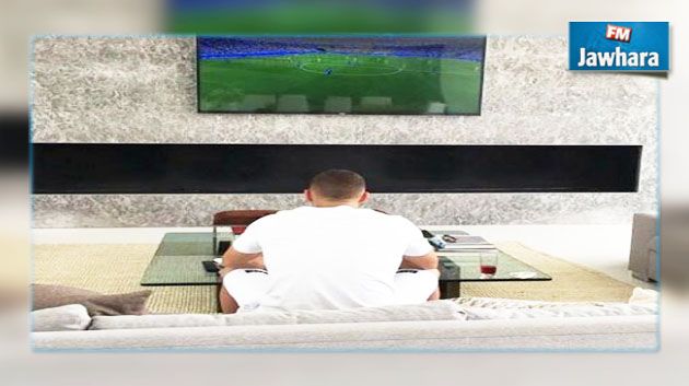 كريم بن زيمة يتابع مباراة فرنسا و رومانيا عبر شاشة التلفاز 
