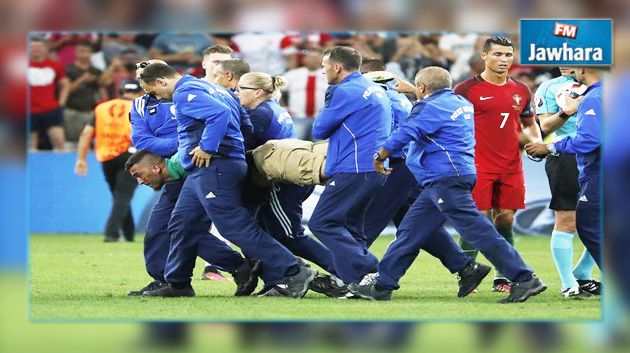 مشجع يقتحم ملعب مباراة البرتغال وبولونيا من اجل رونالدو