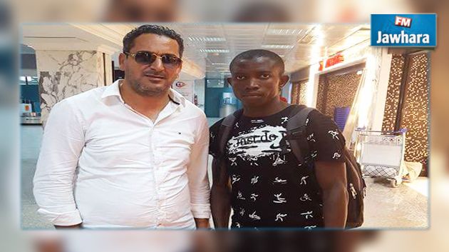 لاعب كالوم الغيني يقترب من الملعب القابسي