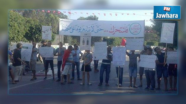 المهدية : أهالي رجيش يحتجون ويقطعون الطريق