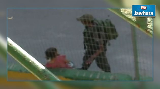بعد إرهابها : جندي إسرائيلي يسلب طفلة فلسطينية دراجتها