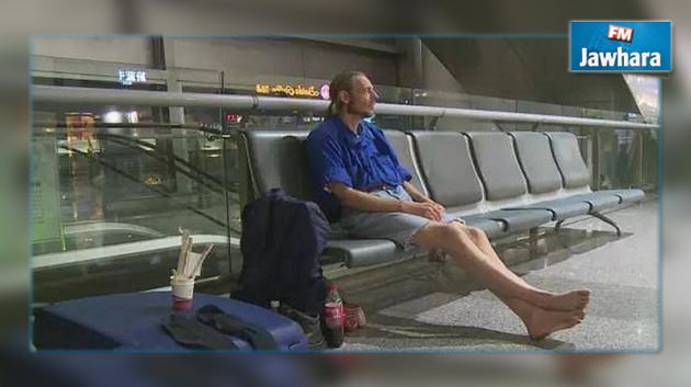 رجل ينتظر فتاة تعرف عليها عبر الإنترنت 10 أيام في المطار
