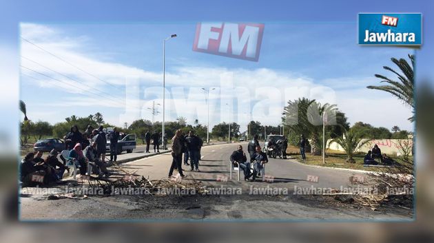 سيدي بوزيد : محتجون يقطعون الطريق الرابطة بين الرڨاب وصفاقس