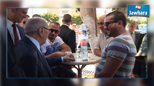 قايد السبسي يجوب أحد مقاهي رادس