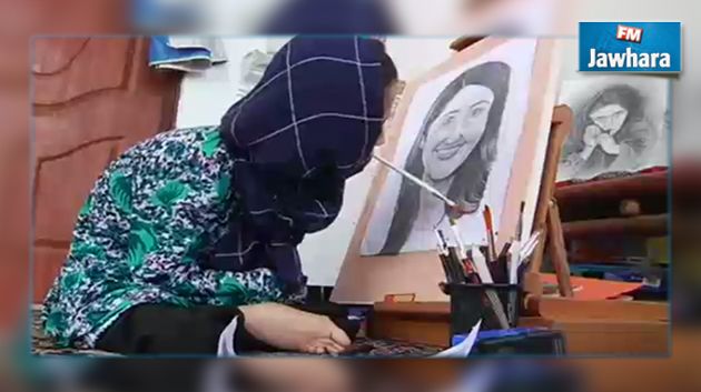 امرأة تتحدى الشلل.. بفمها!