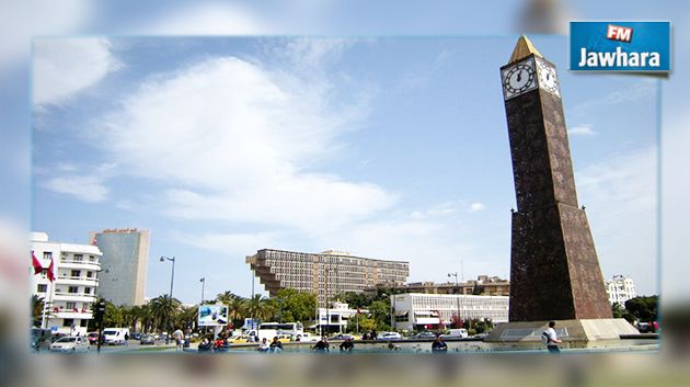 مواطن يطوف بساعة 14 جانفي بالعاصمة مرددا