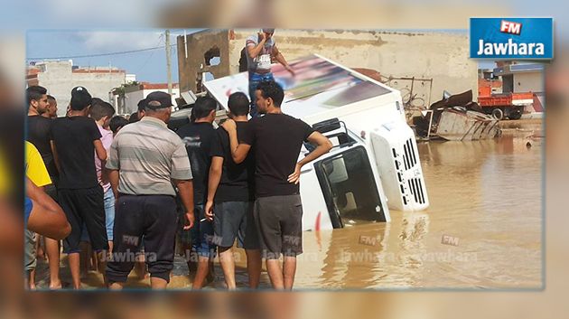 المكنين : شاحنة تعلق في حفرة عميقة 
