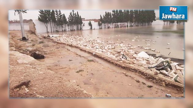 انهيار جزء من سور الملعب البلدي ببوحجر بسبب الأمطار الغزيرة