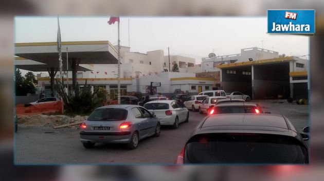 طوابير طويلة أمام محطات بيع الوقود