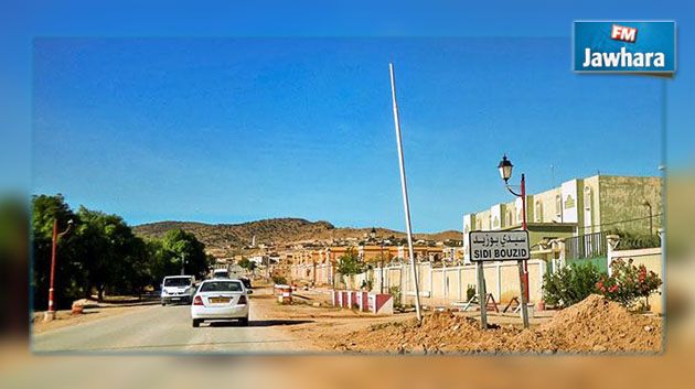 سيدي بوزيد : أولياء تلاميذ ومربون يغلقون الطريق الرابطة بين تونس وقفصة