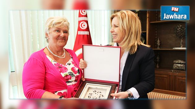 بالصور : استقبال سائحة بريطانية زارت تونس أكثر من 100 مرة