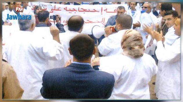 بعد الإعتداء على زميلهم : أعوان مستشفى العيون بالقصرين يحتجون