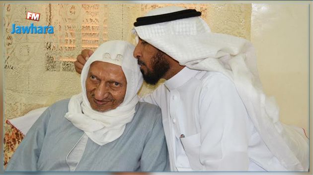 بحث عن معلّمه طيلة 41 عاما ليقبّل يده ورأسه