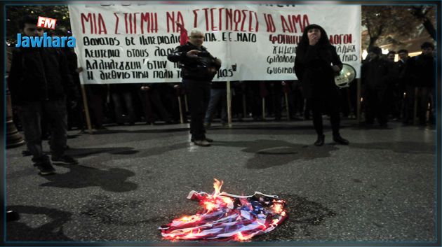 محتجون يحرقون العلم الأمريكي احتجاجا على تصريحات مثيرة لترامب