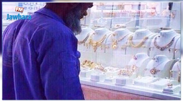 صورة لعامل نظافة أمام محل لبيع الذهب تجعله من الأغنياء !